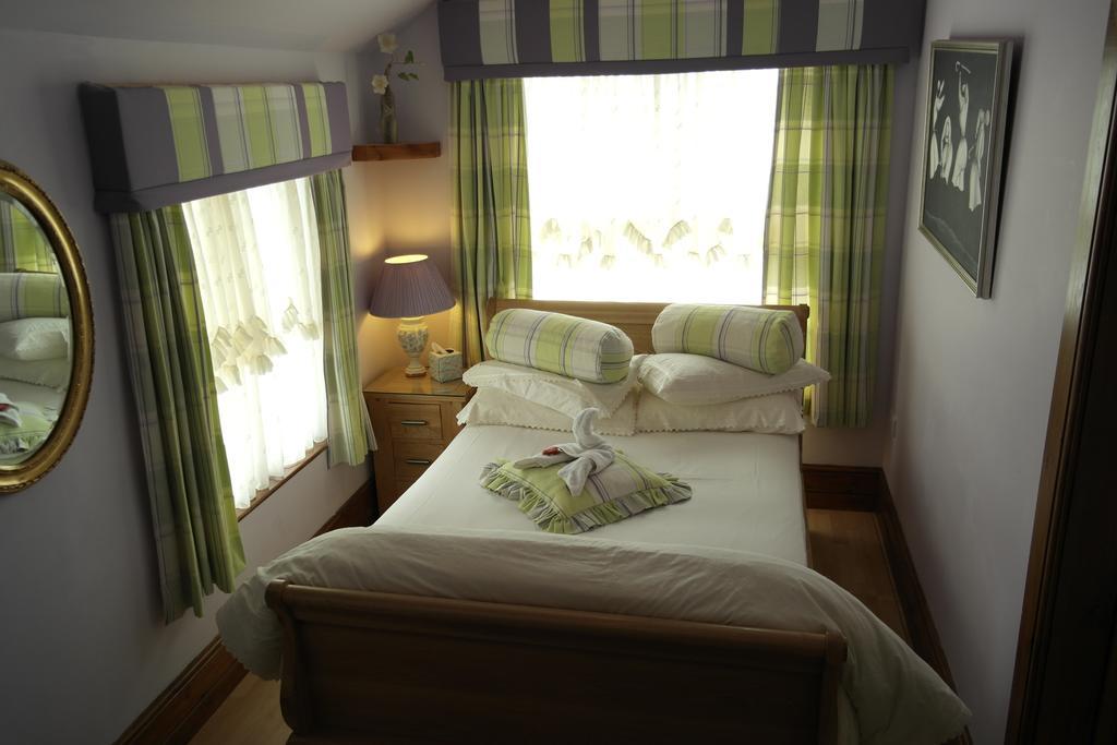 Little Red Rooster Rest Hotel Tenby Room photo